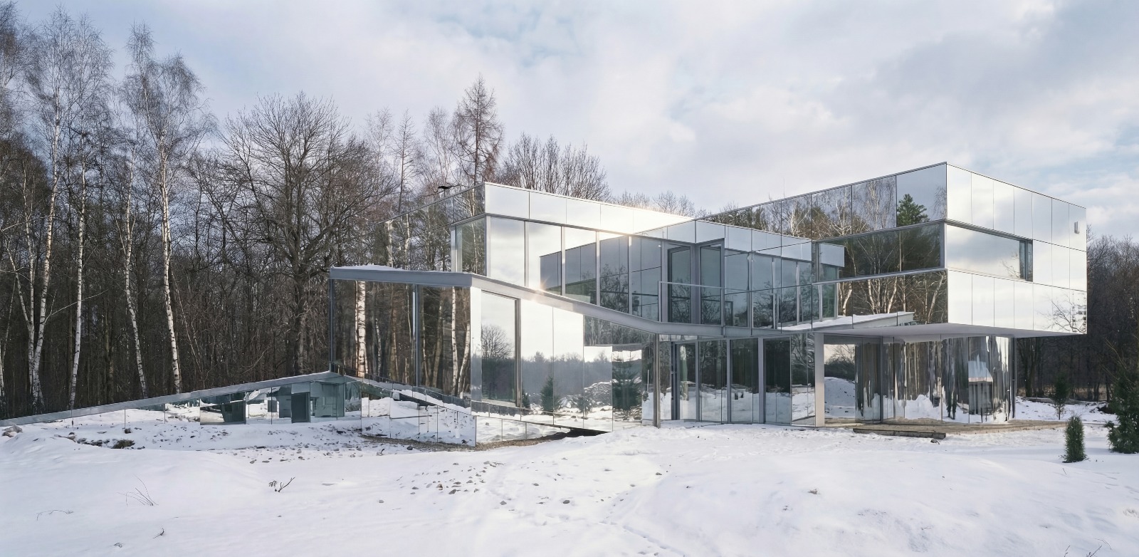 Lustrzana elewacja nowoczesnego budynku biurowego