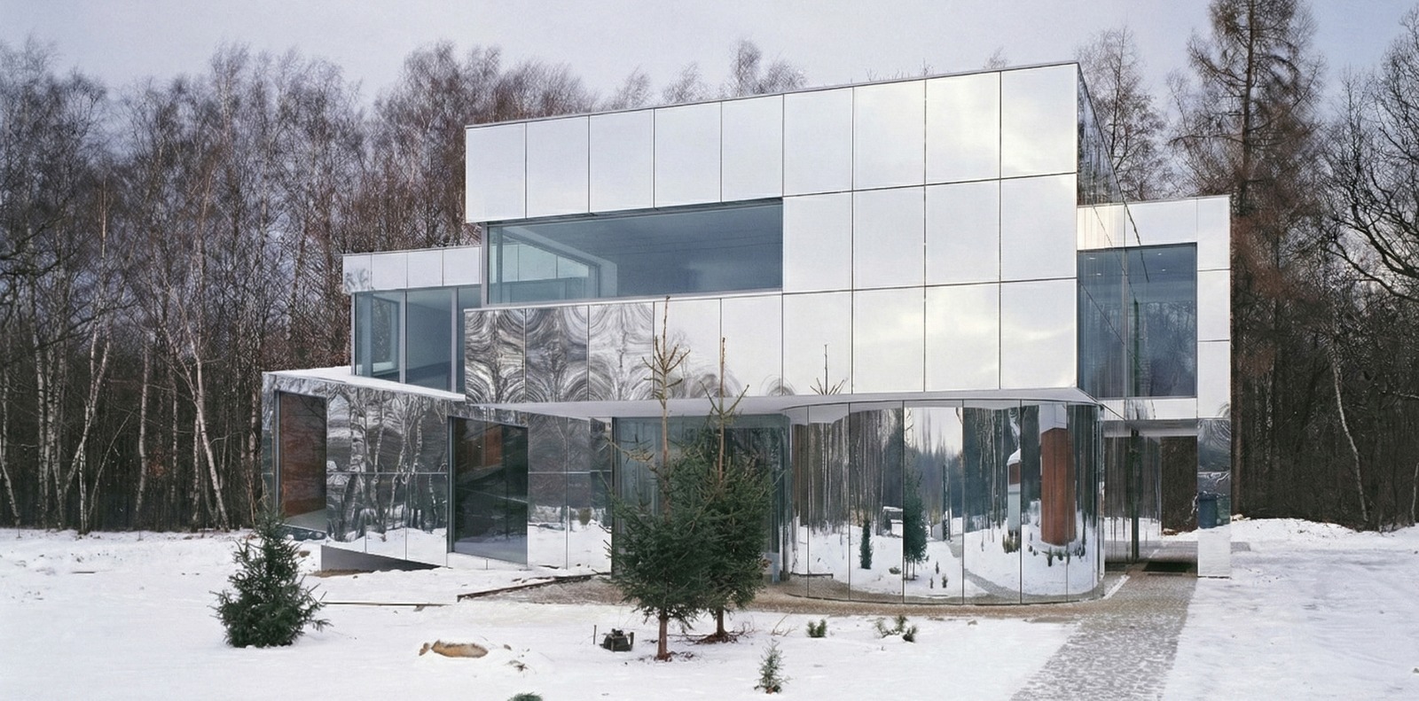 Panele lustrzane ACP na budynku mieszkalnym